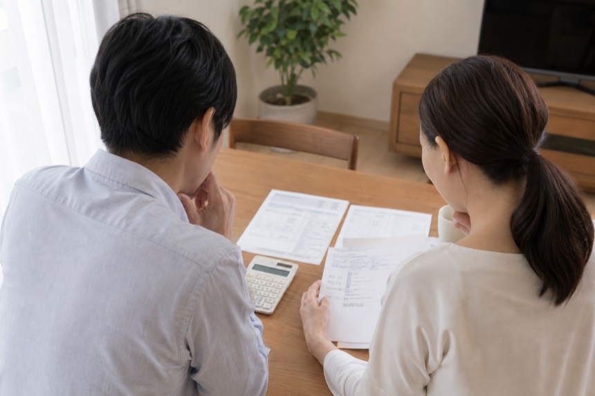 物件資料を前に悩むご夫婦